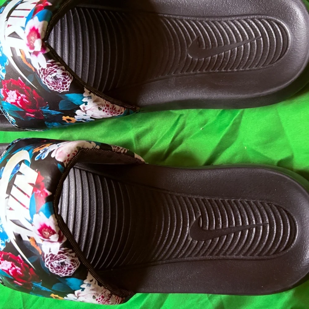 Nike Black Slide Sandals with Multicolor Floral Strap - Picture 4 of 6